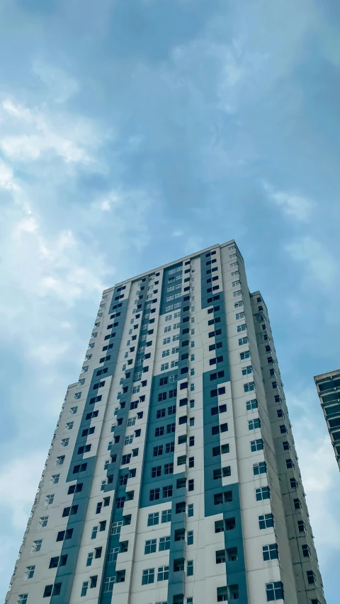 a very tall skyscr building with many windows