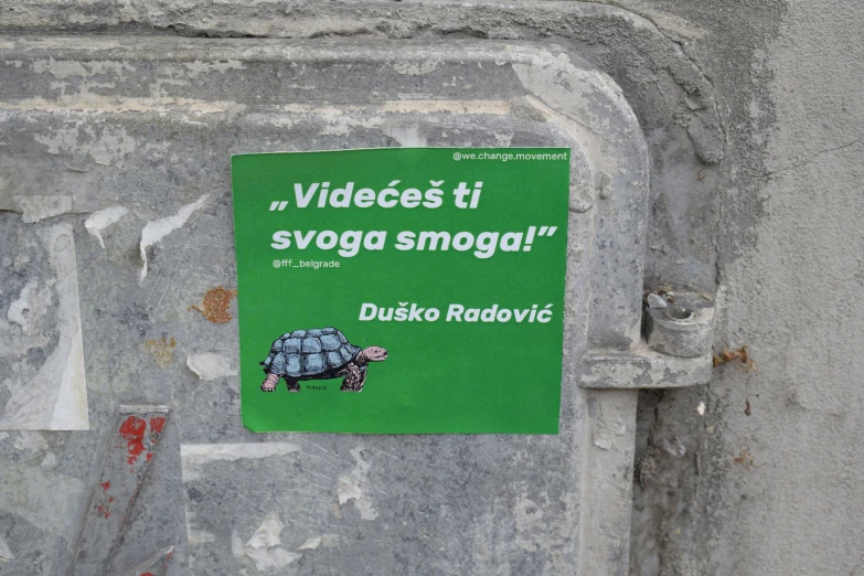 a sign on a street wall that reads videoes tu svoga smoga