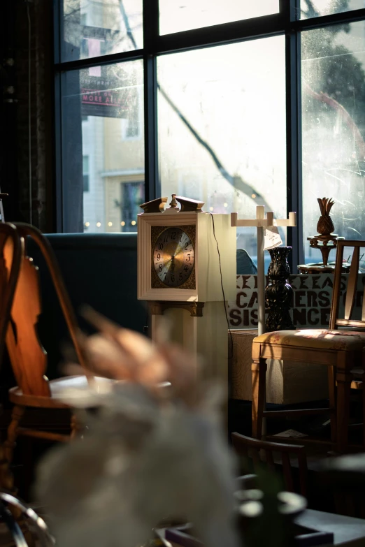 a chair, a desk and a small clock in a room