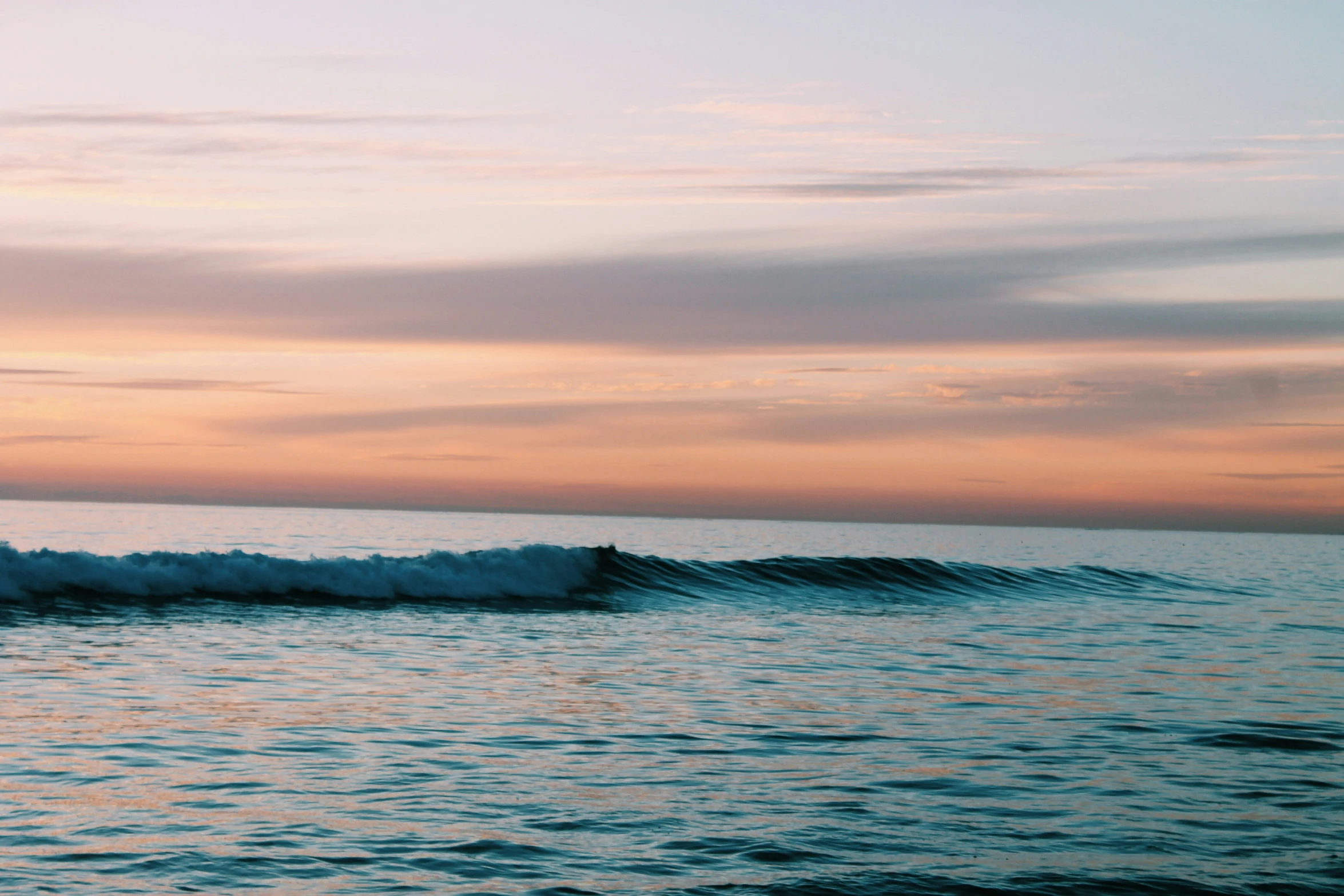 an ocean wave is breaking into the shoreline