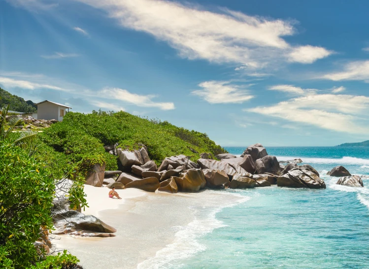 an image of a beach setting with a lot of water