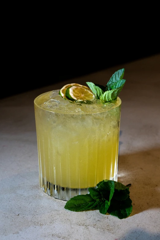 the lemon and mint gin cocktail has no ice