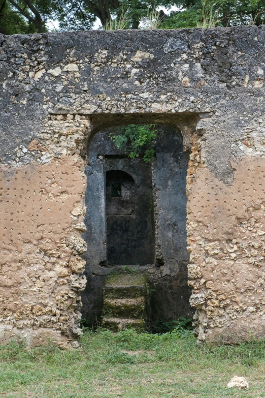 there is an old ruin looking building with a gate