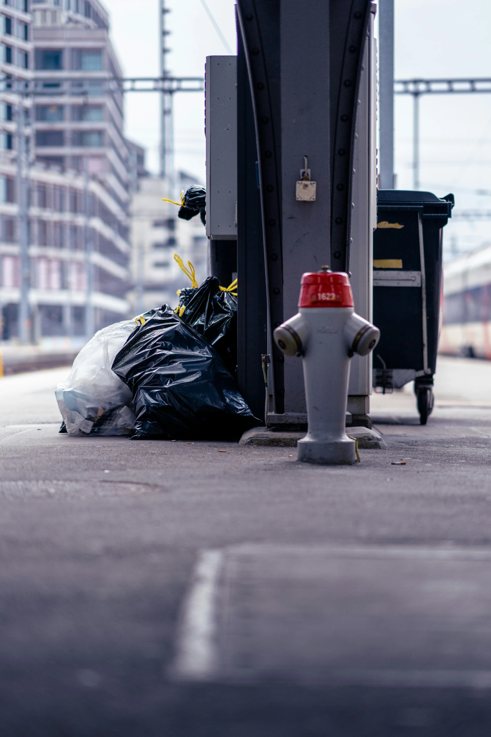 there is a lot of garbage left on the sidewalk