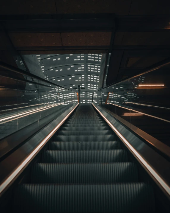 an empty moving escalator with lots of tracks