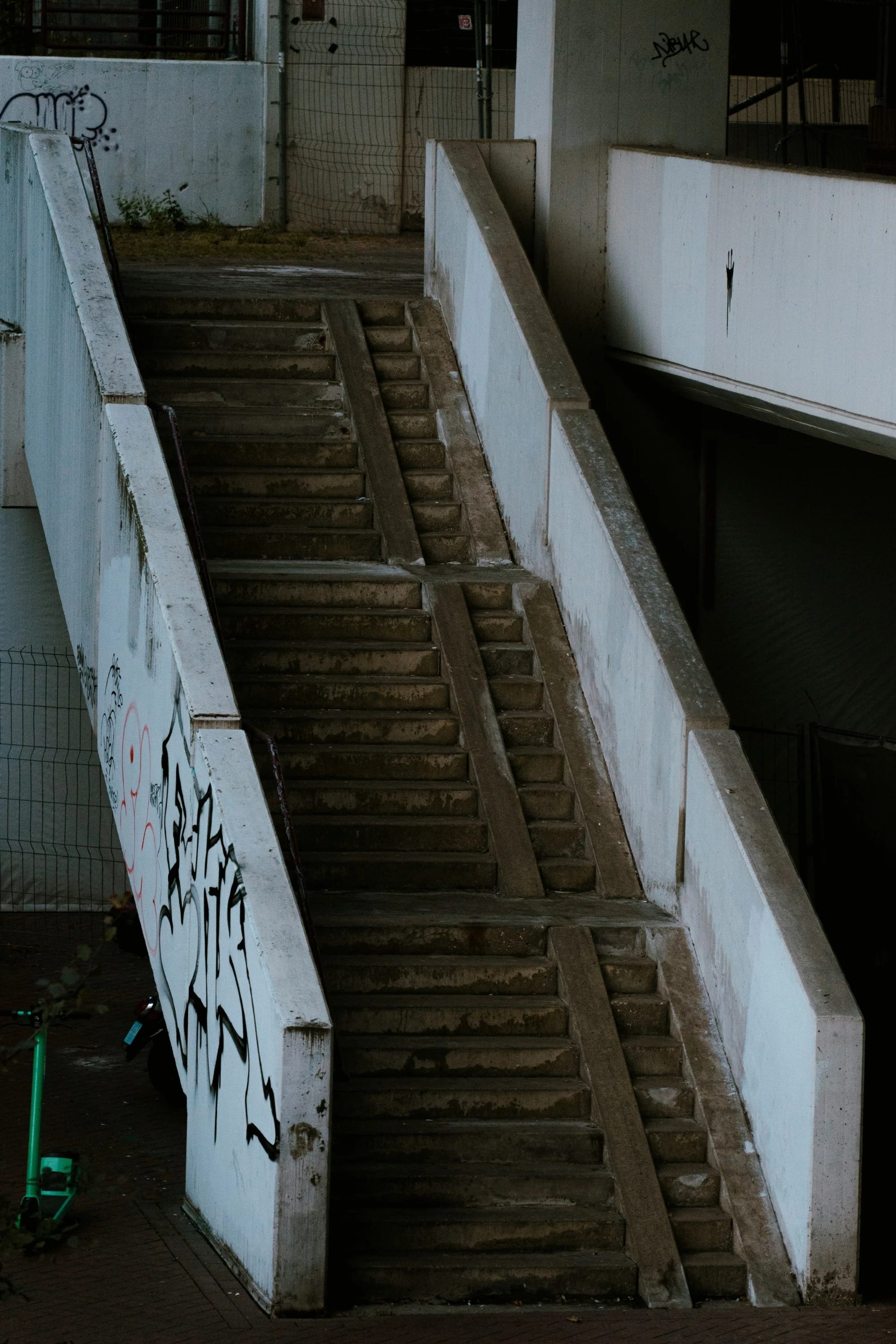 a stair case leading up to a stair rail in an alley