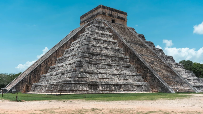 an image of the pyramid of chichen