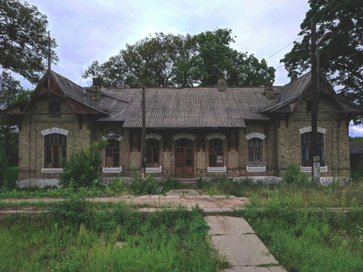 an abandoned country house in an open field