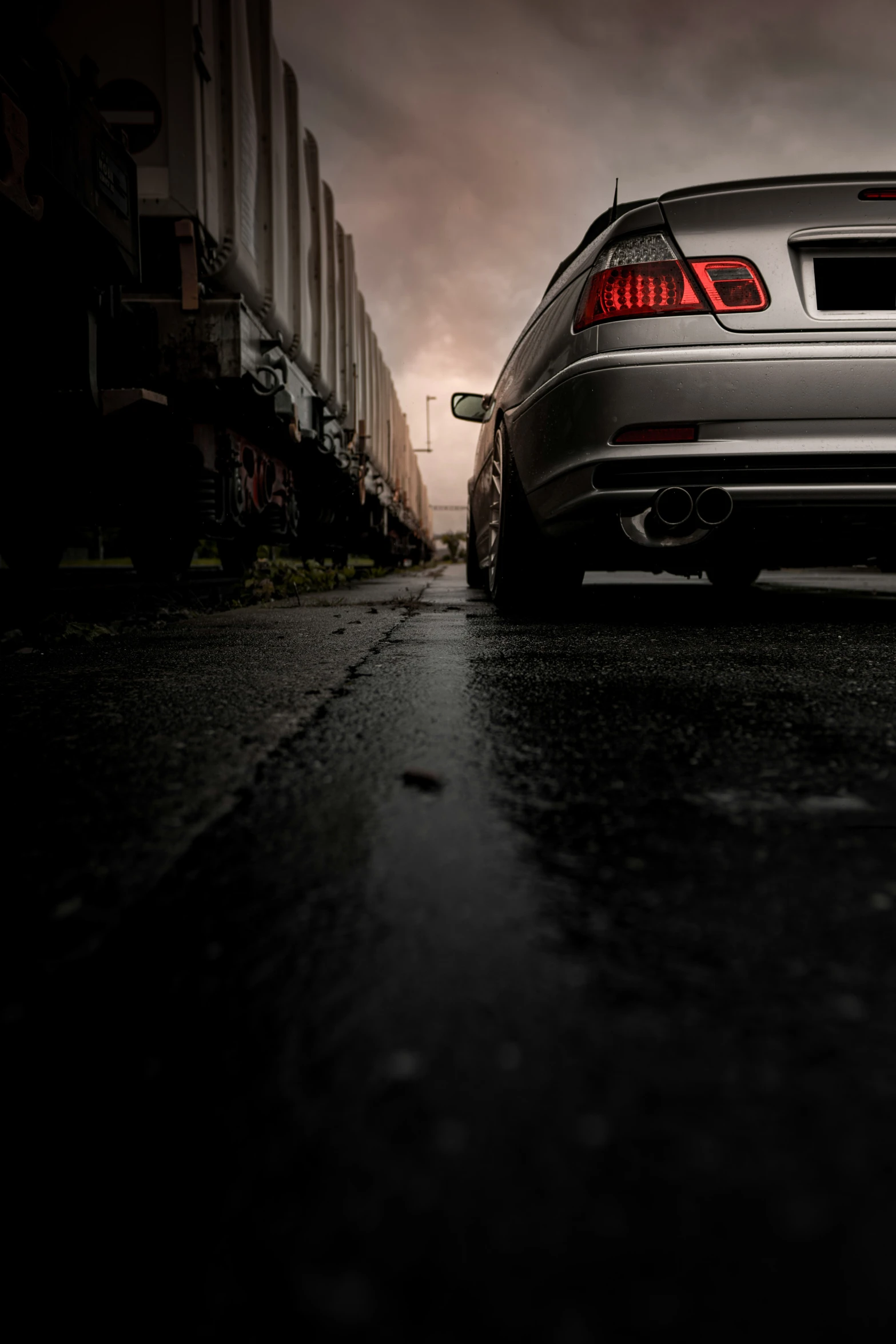 a car is sitting on the side of the road near some buildings