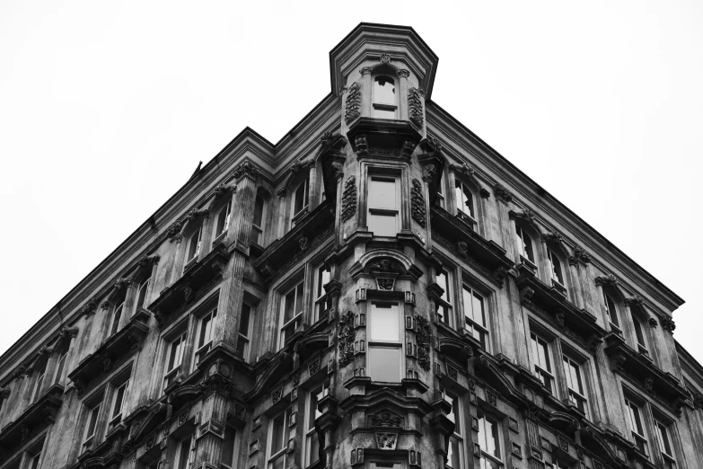 the top of a very tall building is obscured by the sky