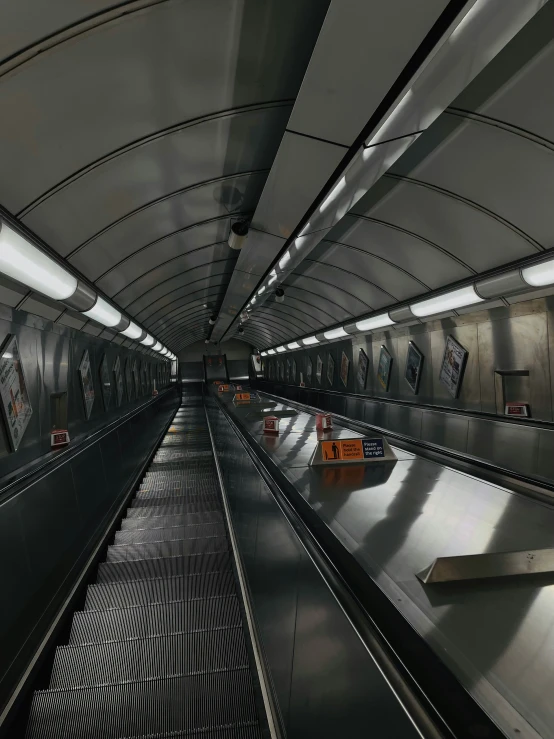 an empty subway station with no people on it