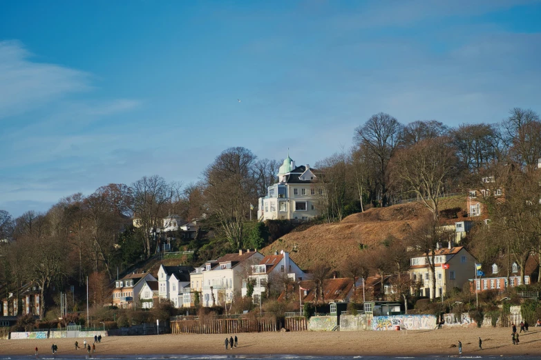 this is a po of a large town with a beach