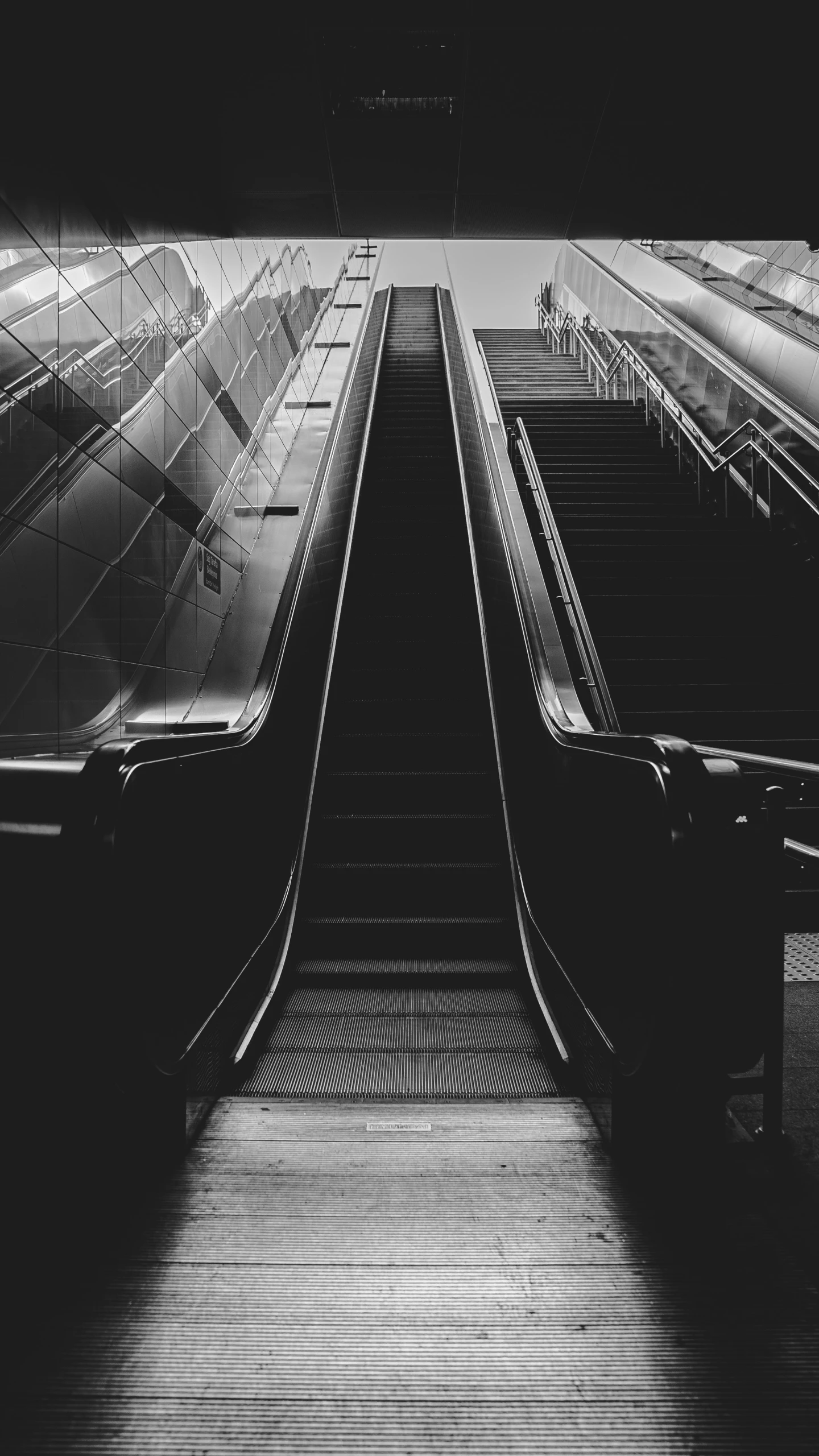 an escalator with stairs is shown from the bottom