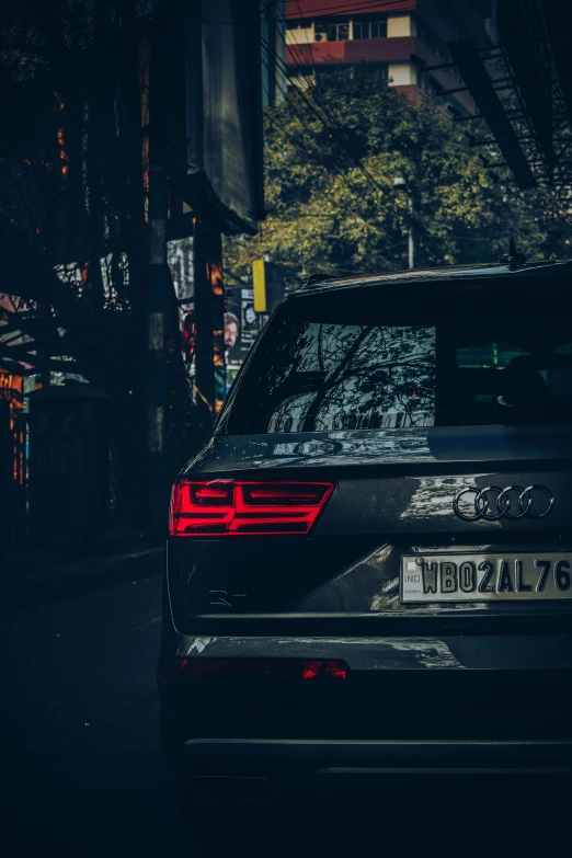 a car parked in the dark at night