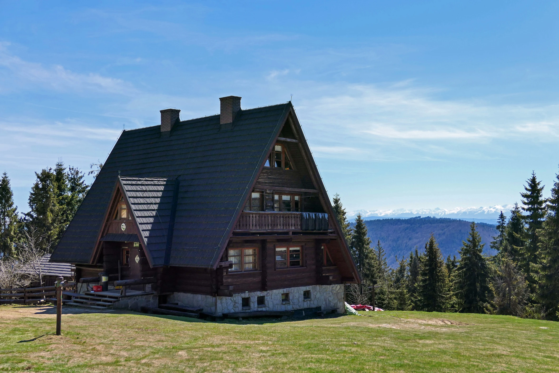 a small cabin is in the middle of the woods