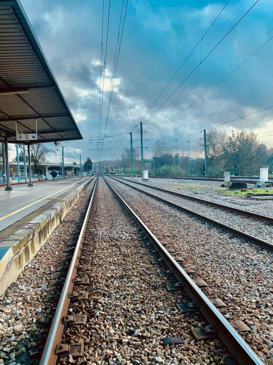 there are many lines on the tracks and a train station