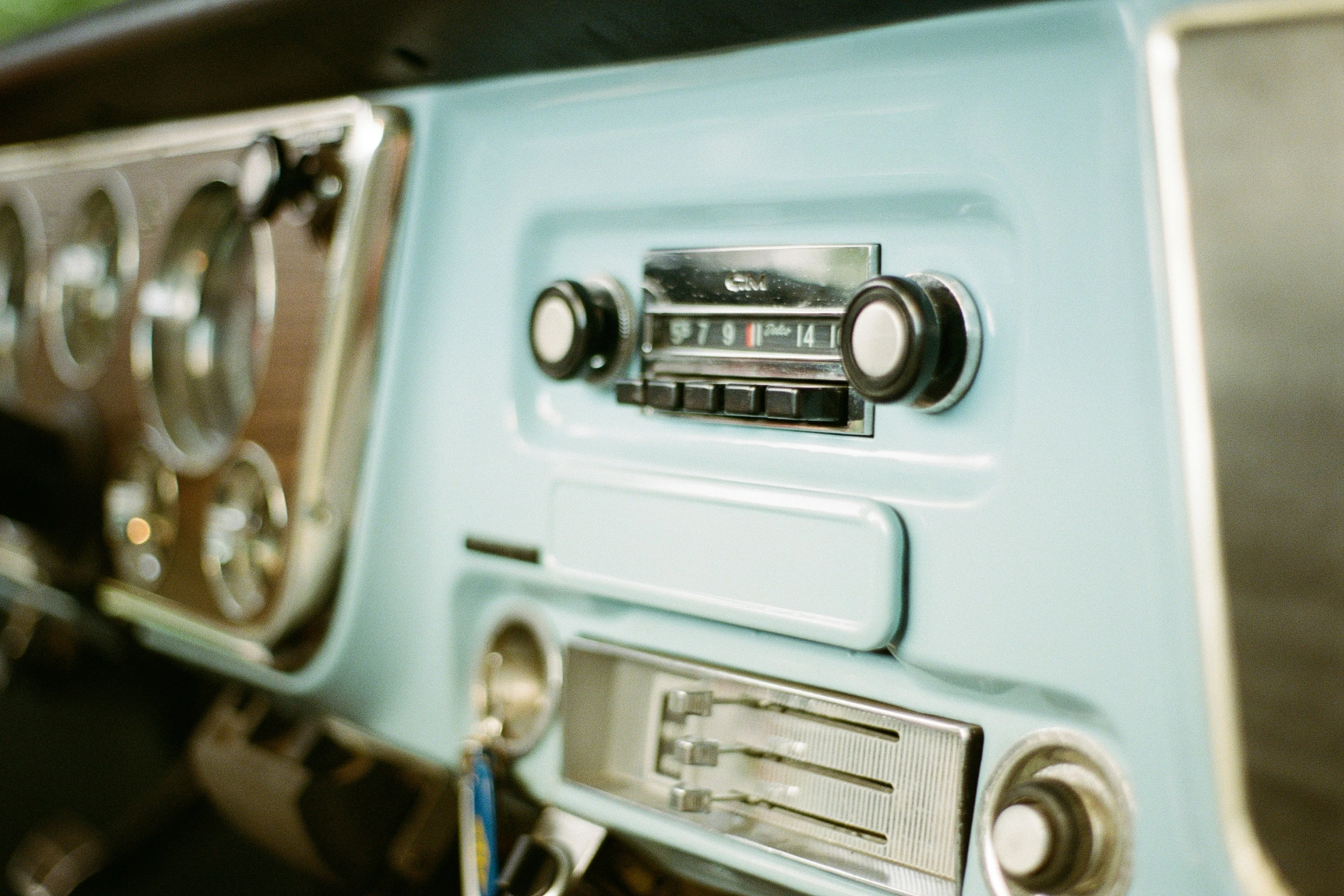 the radio of a car that is blue and white