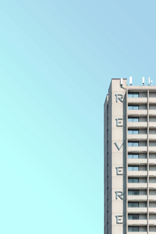 a high rise building is pictured against a blue sky