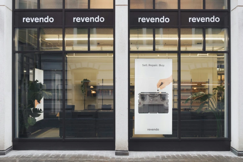 a retail store window with a sign saying'revendo and revenndo '