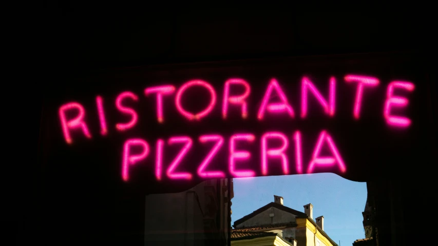 a lighted sign is shown that reads ristorantenze pizzeria