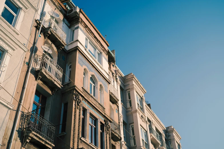 a building is shown with many balconies and balconyes