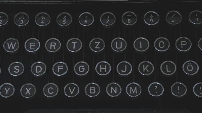 an old fashioned typewriter that has ons and numbers on the front