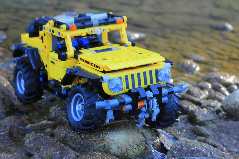 toy jeep with wheels that can be used for play