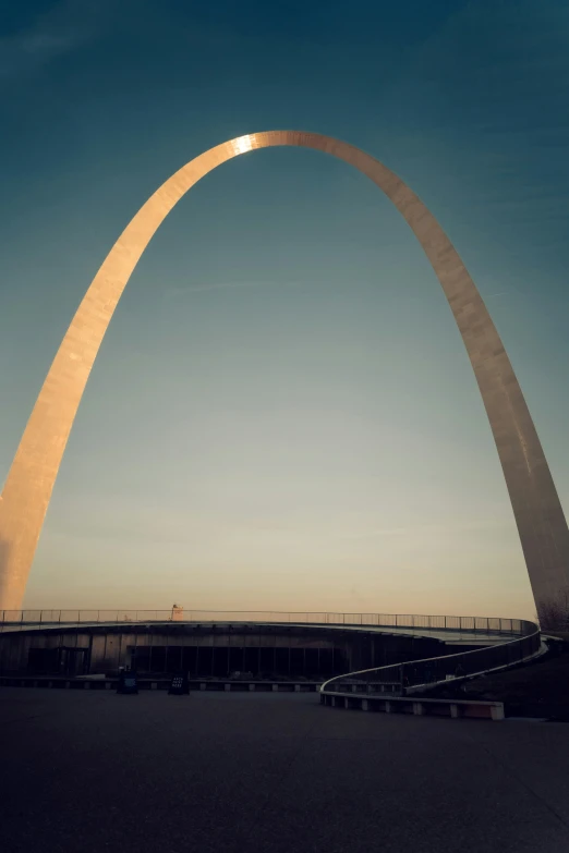 the gateway arch is in st louis