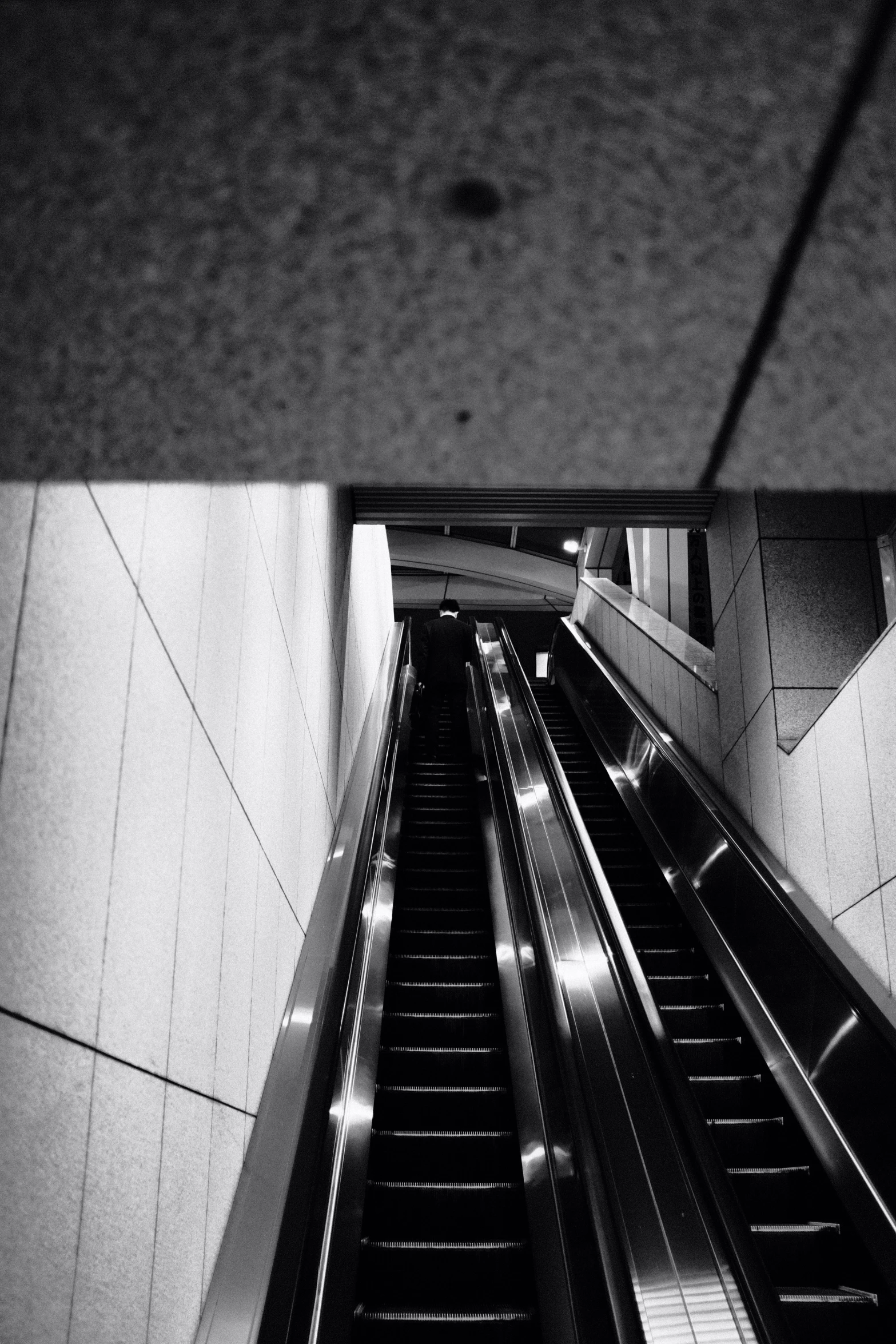 an escalator is shown in a very dark place