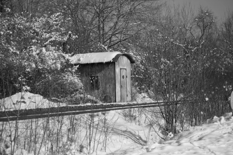 a small shack that is sitting in the snow