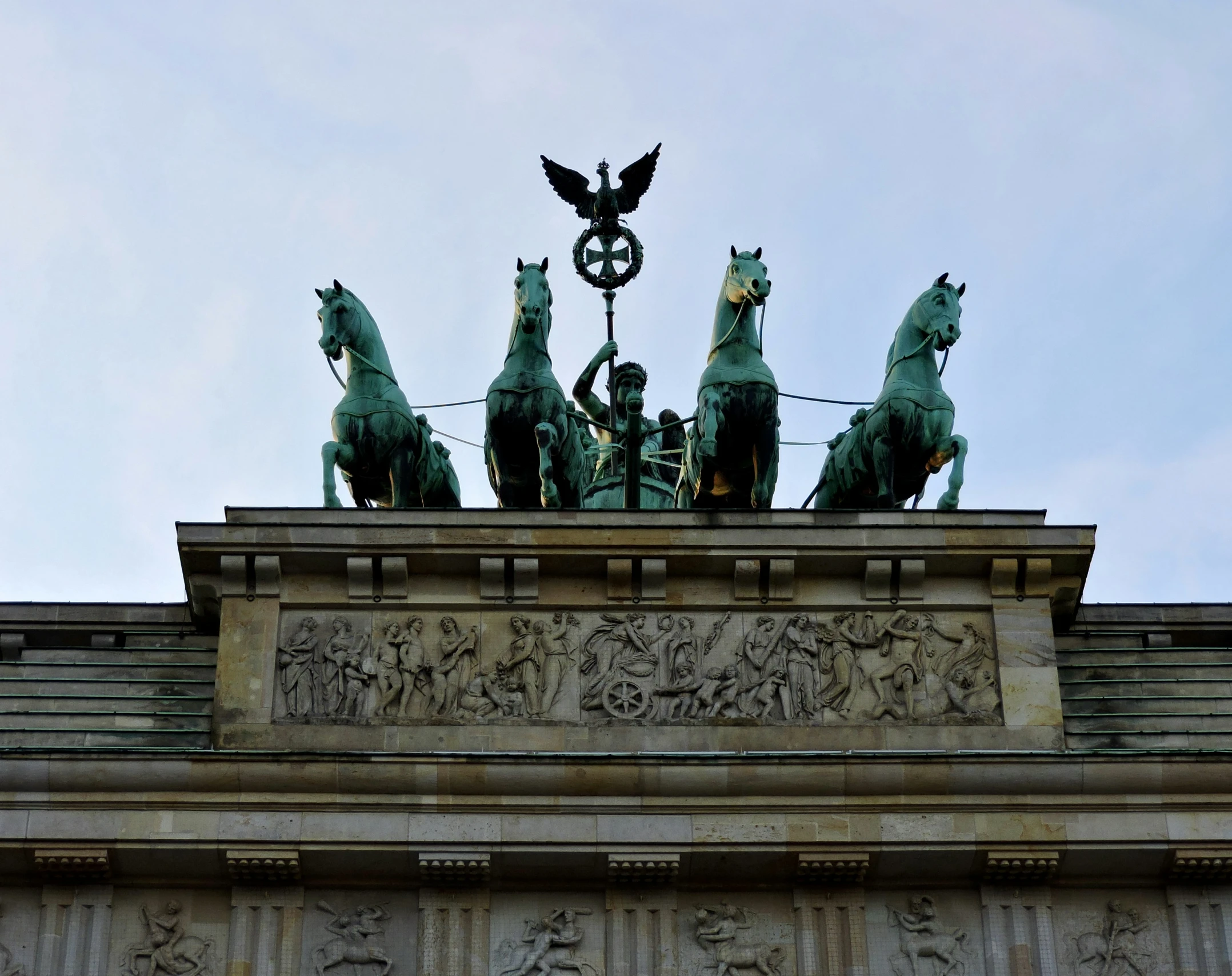 a sculpture depicting four horse and horses atop an ornate structure