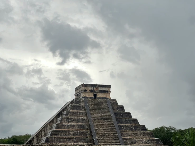 a picture of the pyramid at chichenan in mexico