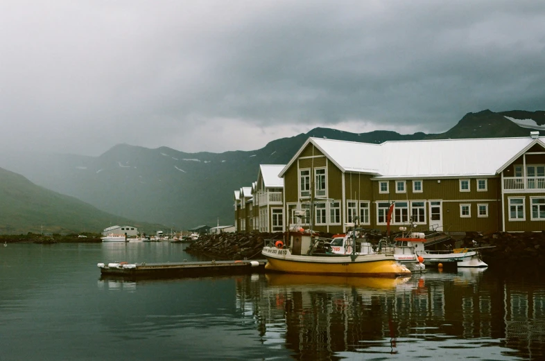 a boat is sitting on the water in front of some building