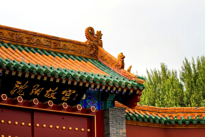 an asian building has a tall roof with many details