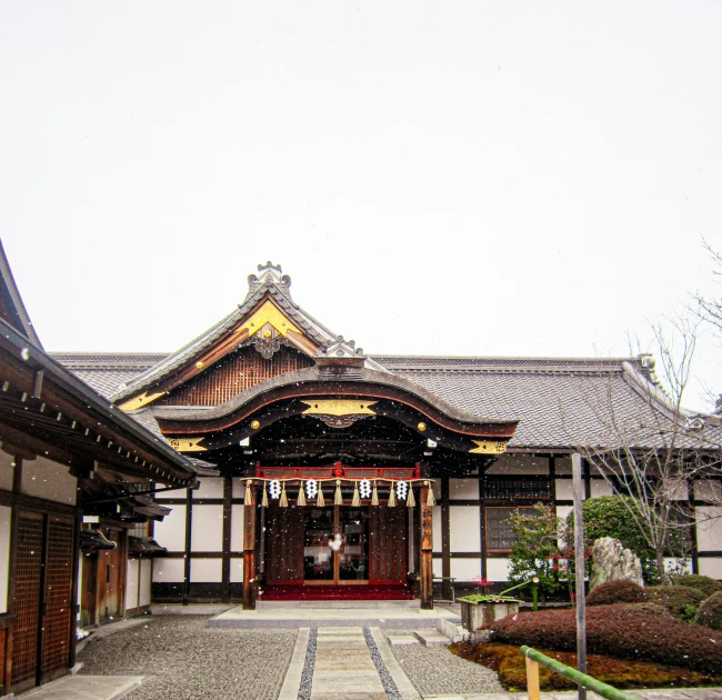 a large building with an entry way to the inside