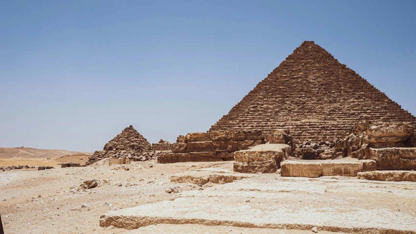 ancient egypt pyramids are in an arid area