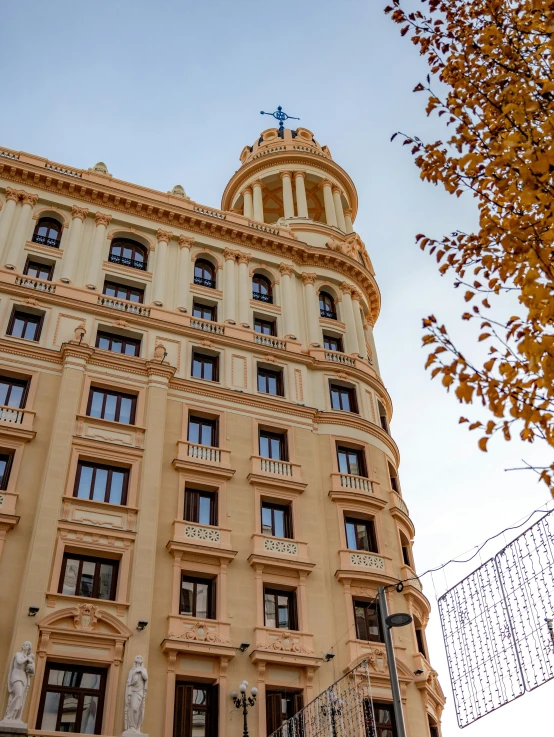 the top of the building has many windows