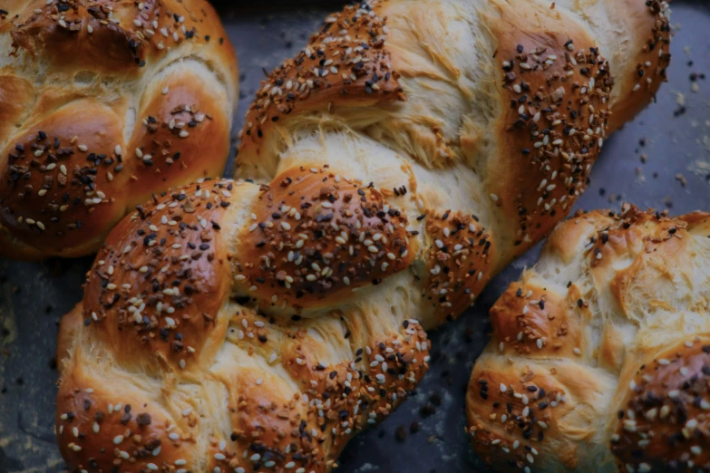 a bunch of bread with sesame seeds on it