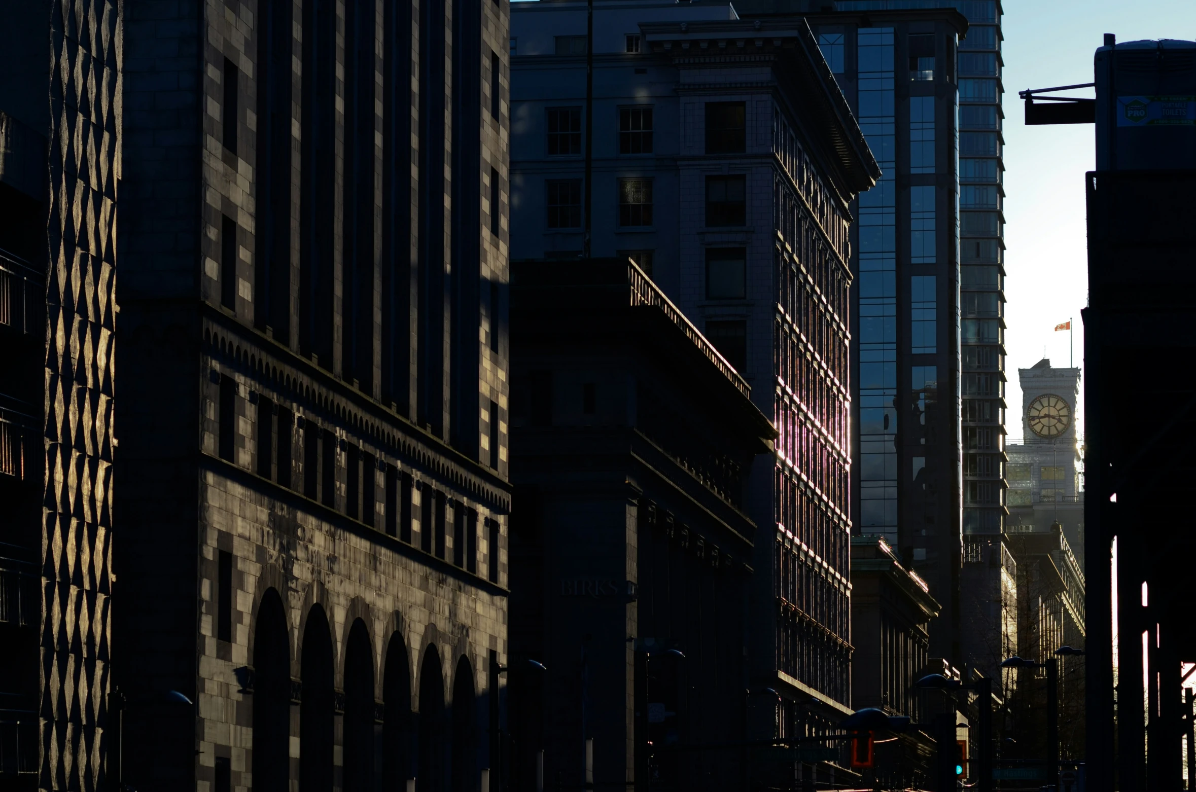 the skyline of some very tall buildings and one traffic light