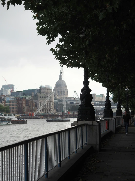 the view of london from the thames river