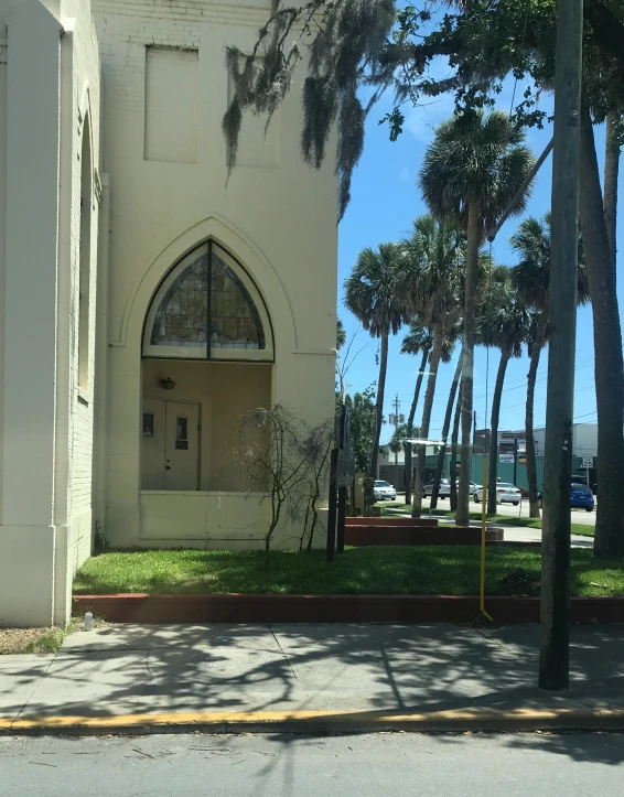 a stop sign sitting in front of a white building