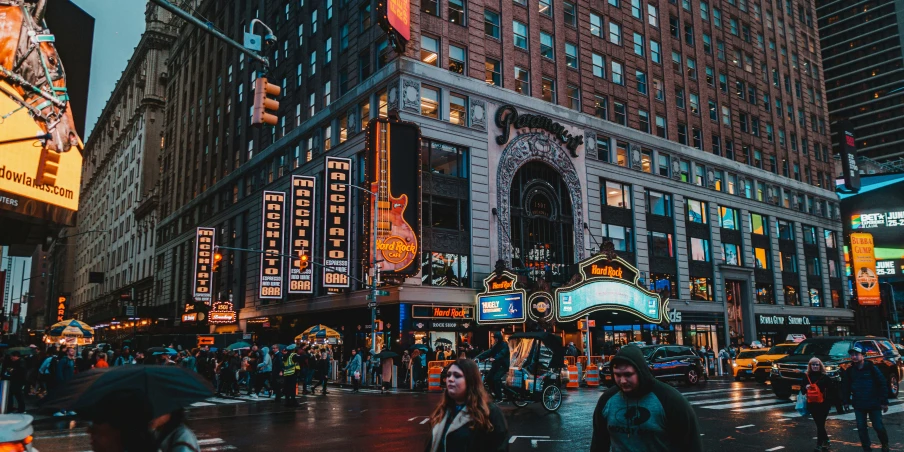 the people are crossing the street in the city