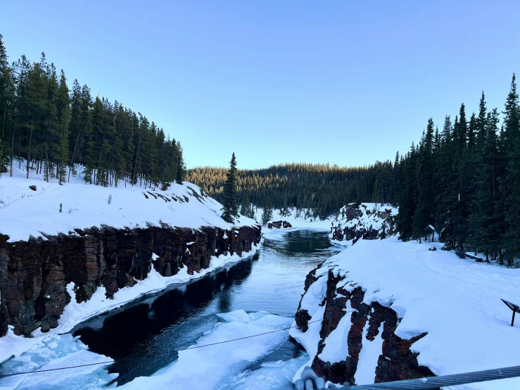 a river that has snow on the ground