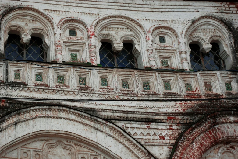 there is an old building with windows on it