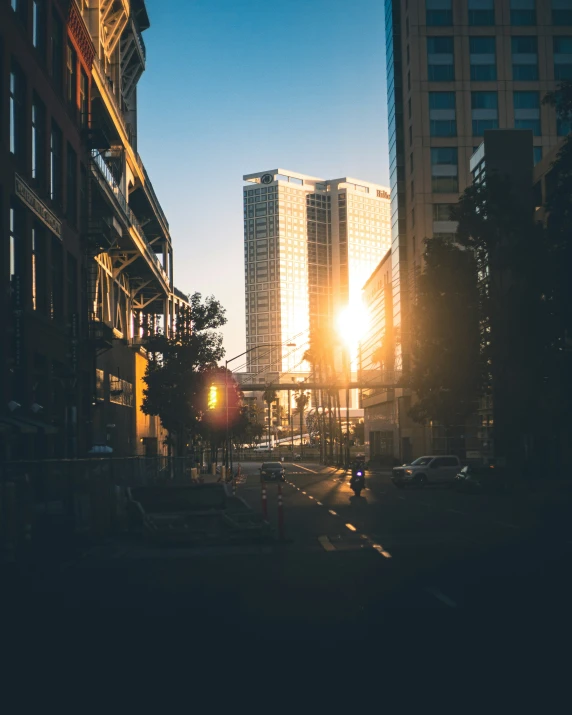 there is a sun light coming out from the top of buildings