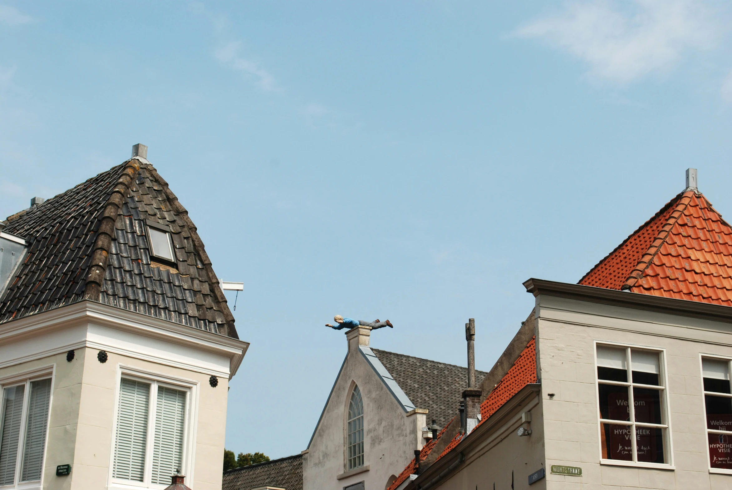 two different colored buildings, one white and one brown