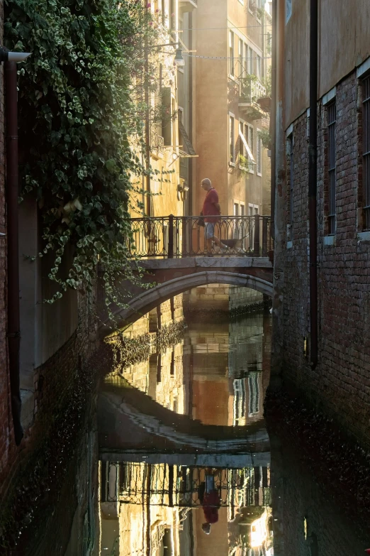 there are people walking on a bridge in the city