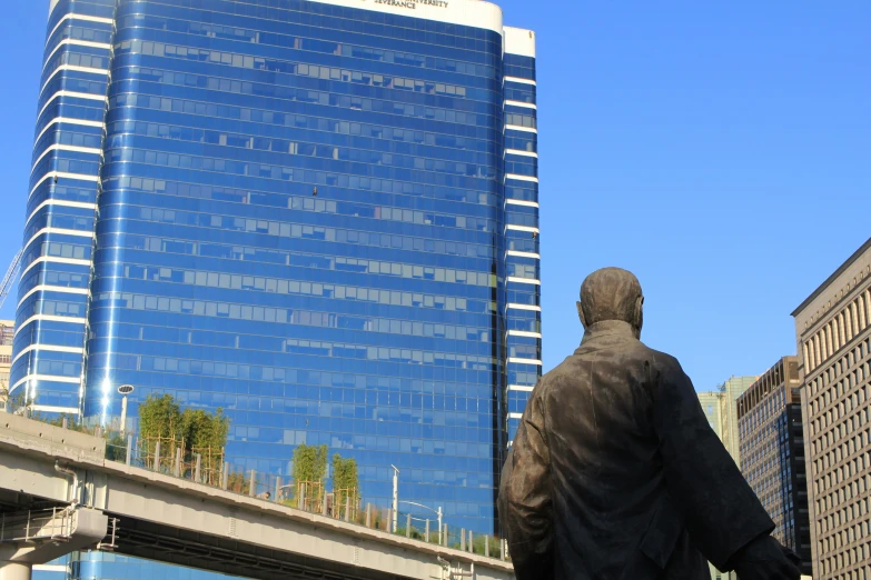 a statue is standing outside near the building