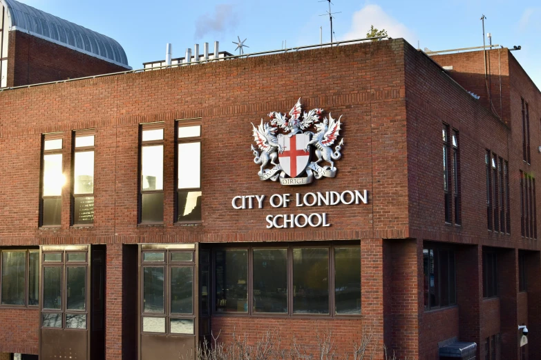 the city of london school building has its coat and motto written in large letters