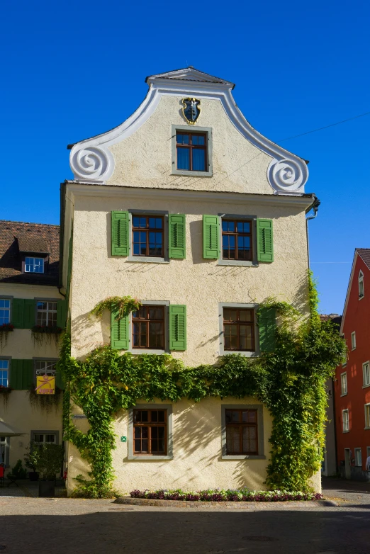 the front of an old building in an urban area